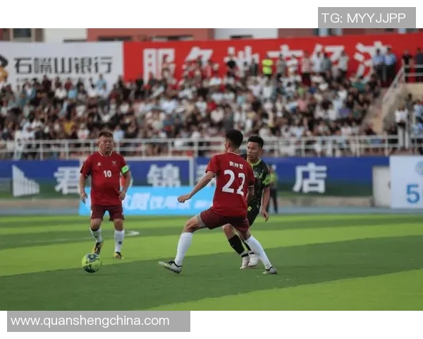 知名足球明星在飞往慈善活动途中遭遇飞机失事引发全球关注与哀悼